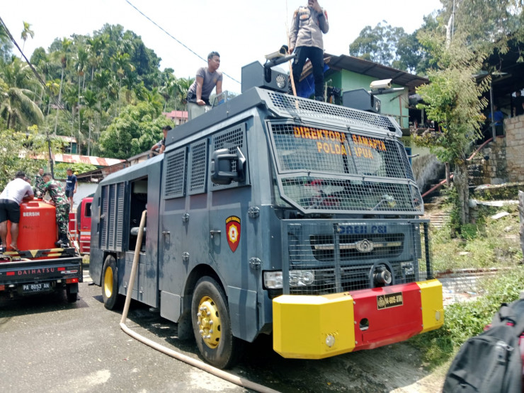 Quick Respon Polri Bantu Padamkan Kebakaran di Kodam Lama Jayapura