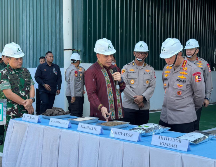 Kapolri Tinjau Pabrik Pupuk Batu Bara di Kampar, Lepas Distribusi 80 Ton Pupuk untuk Kelompok Tani Riau