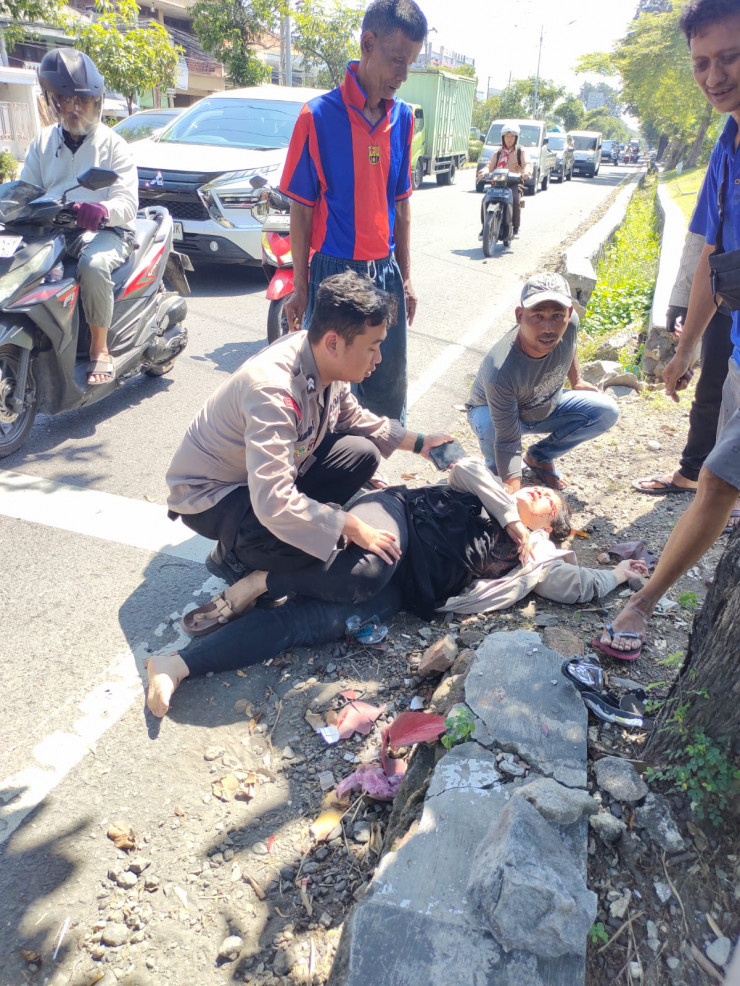 Respon Cepat Patroli Polsek Buduran Bantu Korban Kecelakaan