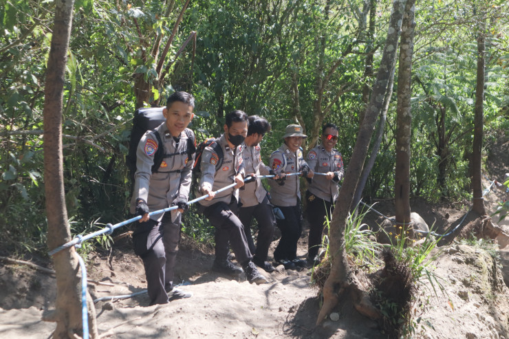 Polres Blitar bersama Komunitas Pecinta Alam Peringati Hari Bhayangkara ke-80 di Gunung Kelud