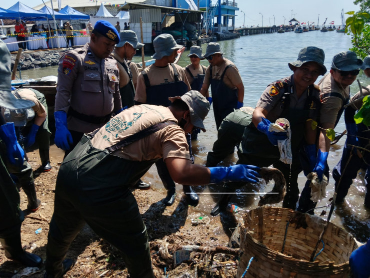 Sinergi Bersih - bersih Pantai, Polres Gresik Wujudkan Indonesia ASRI