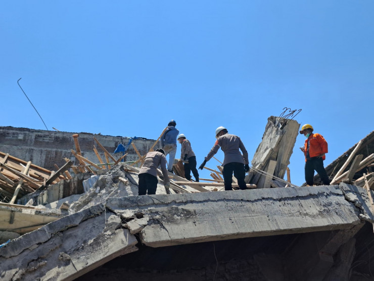 Tim SAR Brimob Polda Jatim Sisir Puing Bangunan Roboh di Ponpes Al Khoziny