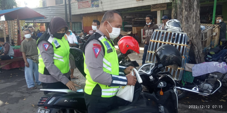 Ajak Masyarakat Patuhi Prokes, Polres Bondowoso Berbagi Masker Gratis