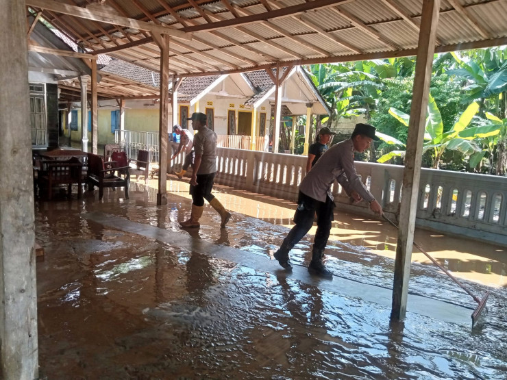 Polisi Bersama BPBD Tangani 2.228 Jiwa Terdampak Banjir di Malang Selatan