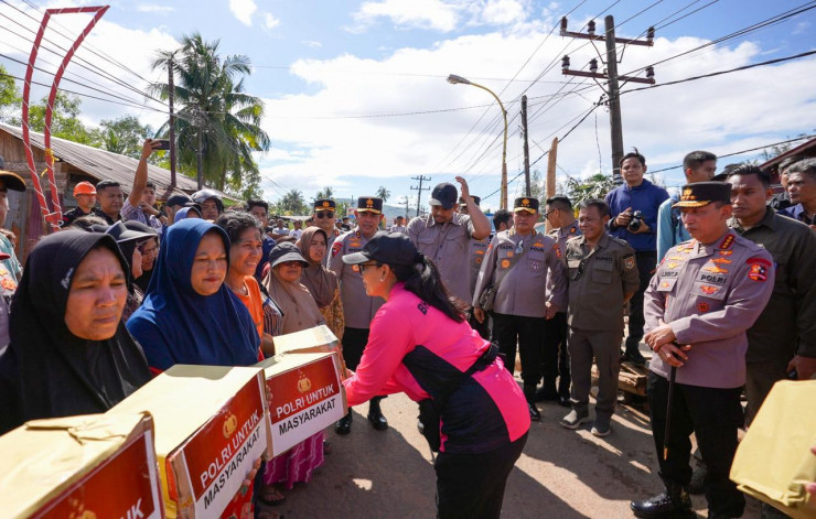 Ketum Bhayangkari Beri Bantuan hingga Hibur Anak-anak Korban Bencana di Tapanuli Tengah