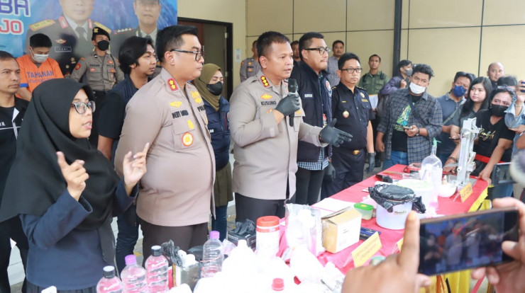 Satresnarkoba Polresta Sidoarjo Gerebek Tempat Pembuatan Pil Ekstasi