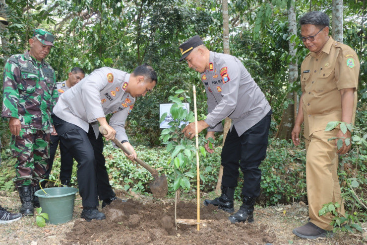 Aksi Ecology Policing Polres Trenggalek Selamatkan Sumber Mata Air Atasi Kekeringan