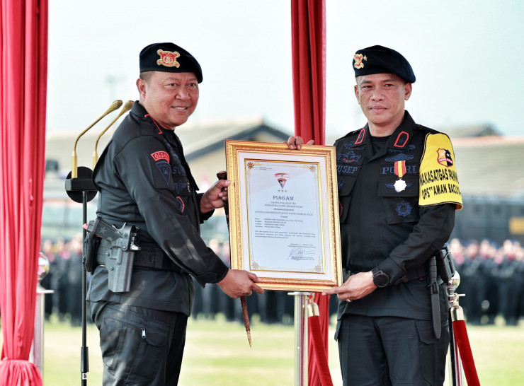 HUT Brimob ke – 78 Wakapolda Jatim Dinobatkan Sebagai Warga Kehormatan