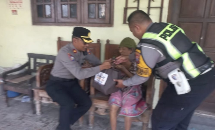 Jumat Berkah, Polsek Taman Berbagi Sembako untuk Warga yang Membutuhkan