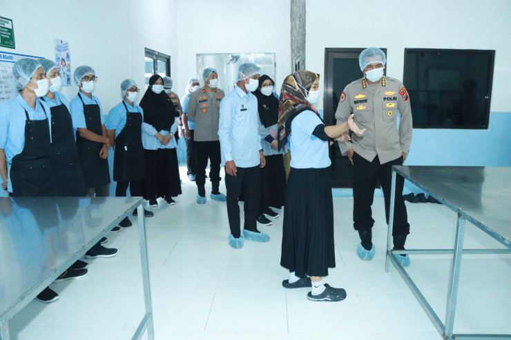 Itwasda Polda Jatim Lakukan Pengawasan SPPG Polres Gresik Pastikan Kualitas dan Kebersihan MBG