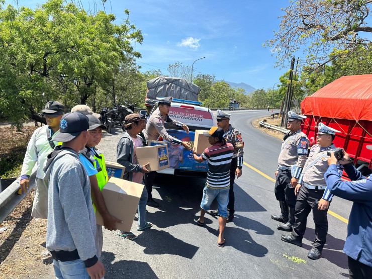 Hari Lalu Lintas Bhayangkara ke-70 Polres Situbondo Berbagi Sembako dan Rompi untuk Supeltas