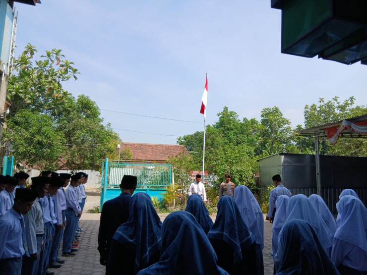 Jadi Pembina Upacara di Sekolah, Polisi Ajak Pelajar Cinta Tanah Air