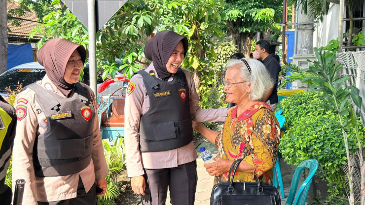 Humanis, Polwan Sidoarjo Bantu Lansia Ibadah Natal di Gereja