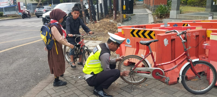 Tertangkap Kamera Warganet, Aksi Mulia Polisi di Kota Malang Bantu Perbaiki Sepeda Milik Pelajar Ini Tuai Pujian
