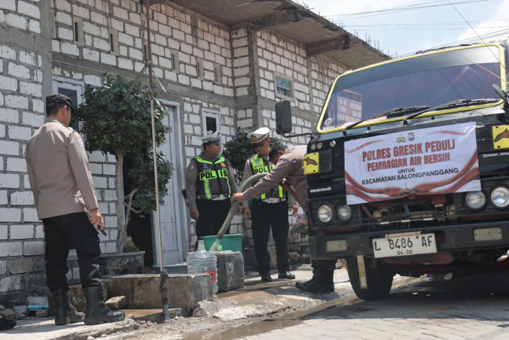 Polres Gresik Peduli, Salurkan Bantuan Air Bersih untuk Warga 3 Desa di Balongpanggang
