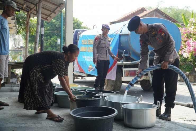 Brimob Polda Jatim Salurkan 40 Ribu Liter Air Bersih untuk Warga Gresik dan Sidoarjo