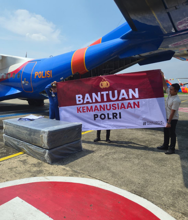 Polri Berangkatkan Bantuan Kemanusiaan ke NTT untuk Bantu Korban Banjir dan Longsor