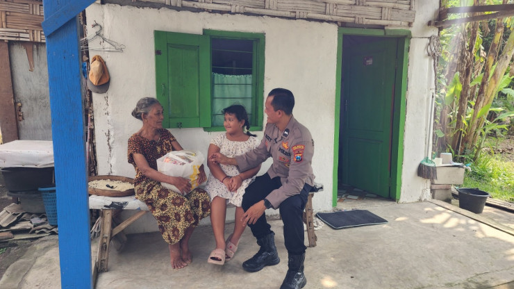 Bhabinkamtibmas Tulangan Ini Ajarkan Putrinya Peduli Sesama