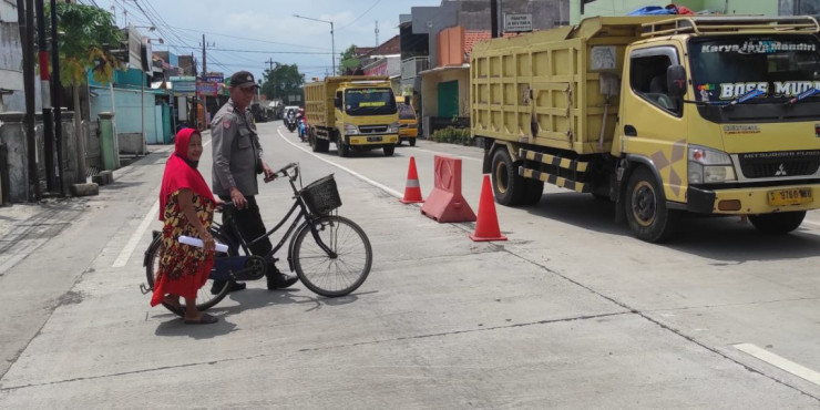 Bhabinkamtibmas Desa Tulangan Peduli Lansia