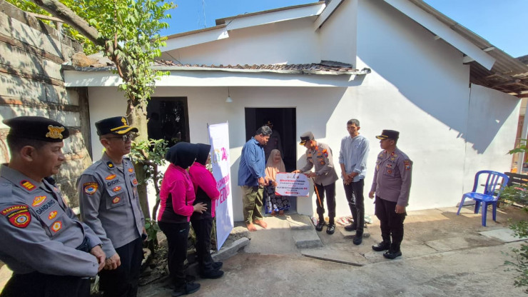 Hari Bhayangkara ke  80 Polres Ngawi Bedah Dua Rumah Jadi Layak Huni Hadirkan Senyum dan Harapan Warga