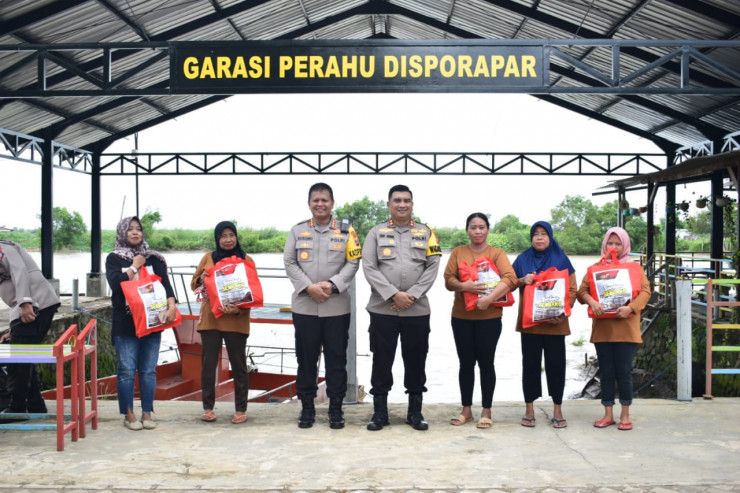 Amankan Libur Tahun Baru, Polisi Sidoarjo Bagikan Bansos di Sekitar Obyek Wisata