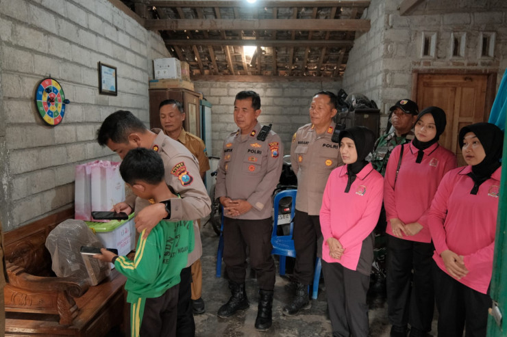 Polres Kediri Sambangi Marfel, Bocah Kelas 5 SD yang Berjuang Rawat Ibunya