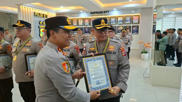 Kapolres Flores Timur Terima Penghargaan atas Keberhasilan Penanganan Konflik Sosial di Adonara Timur