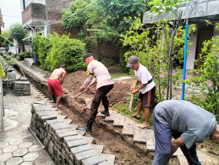 Bhabinkamtibmas Entalsewu Polsek Buduran Gotong Royong Bersama Warga Buat Saluran Air