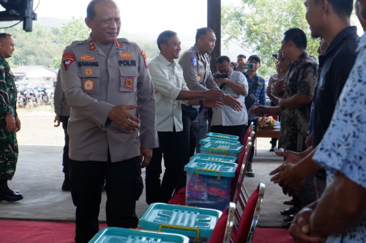 Kapolda Jatim Serahkan Bantuan Sembako untuk Nelayan Pacitan di Hari Lalu Lintas Bhayangkara ke-70