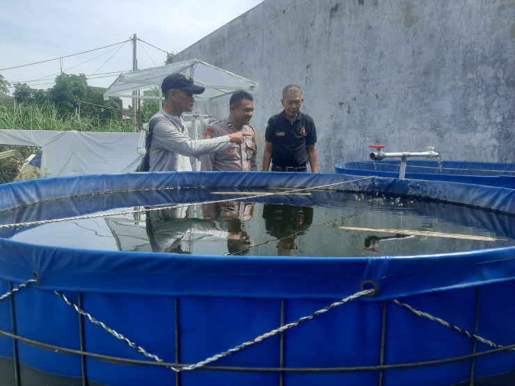 Bhabinkamtibmas Desa Kedung Kendo Tinjau Sarana dan Prasarana Budidaya Ikan Lele dalam Program P2B