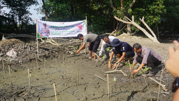 Cegah Abrasi, Humas Polresta Sidoarjo Tanam Mangrove di Kawasan Pesisir