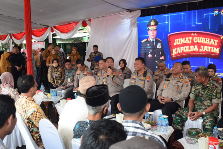 Kapolresta Sidoarjo bersama Forkopimka Taman Kompak Jumat Curhat di Pasar Sepanjang