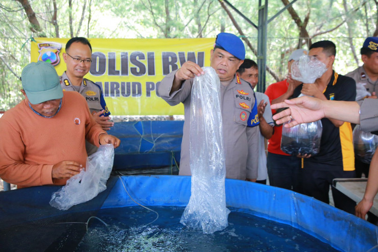 Dukung Ketahanan Pangan Ditpolairud Polda Jatim Beri Bantuan Ribuan Bibit Ikan Lele