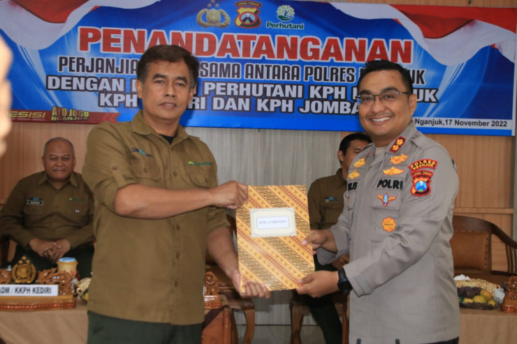 Polres Nganjuk bersama Perhutani Tandatangani MOU Terkait Pemberantas Illegal Logging
