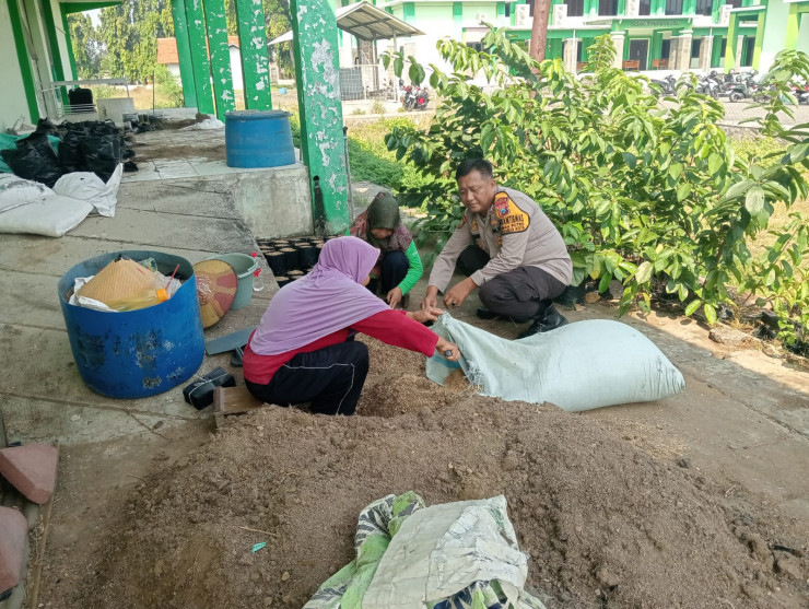 Dukung Ketahanan Pangan, Polsek Sidoarjo Kota Dampingi Petani Rawat Jagung
