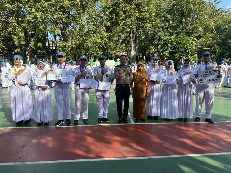 Kapolsek Buduran Jadi Inspektur Upacara di SMAN 1 Sidoarjo, Ajak Bijak Bermedia Sosial dan Kenakalan Remaja