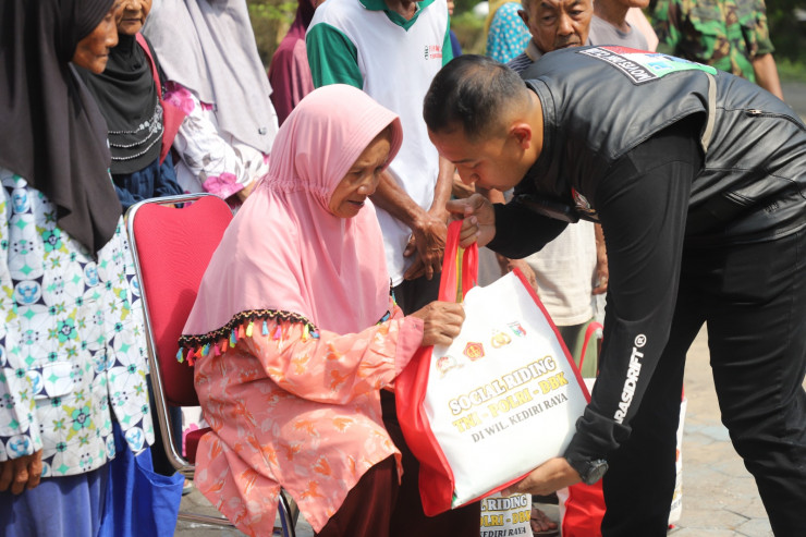 Social Riding : Polres Kediri dan Komunitas DBK Jelajah Desa Sambil Berbagi untuk Warga