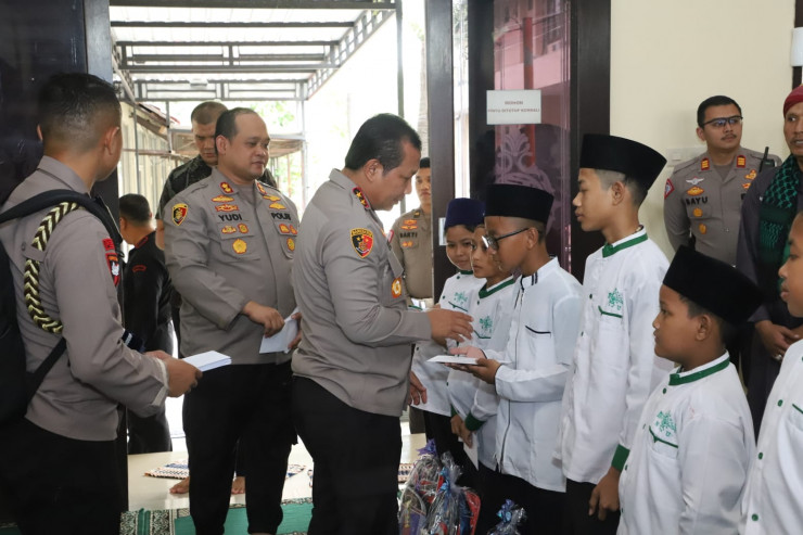 Kunjungi Polres Mojokerto, Kapolda Jatim Berikan Santunan Anak Yatim