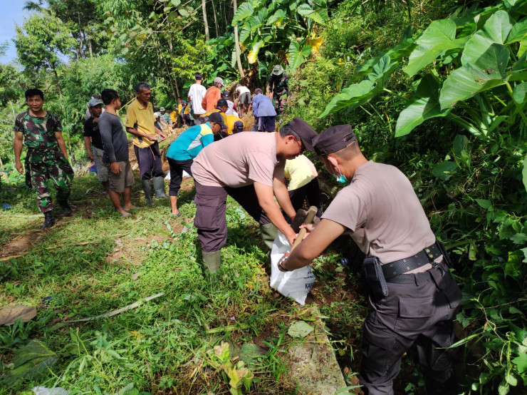 Polisi di Jember Bantu Petani Perbaiki Talang Air Atasi Masalah Irigasi