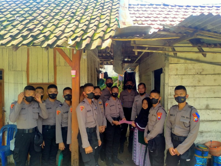 Siswa SPN Polda Jatim Salurkan Bansos Kepada Warga Kurang Mampu