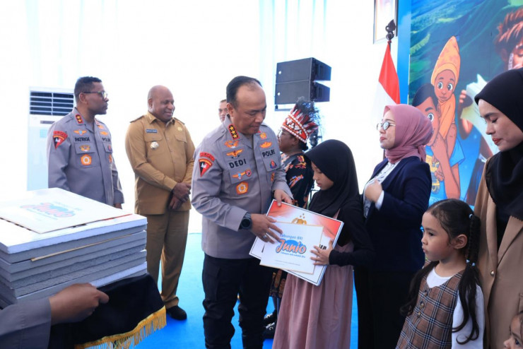 Polri Serahkan Bantuan Pendidikan bagi 10 Anak Korban KKB di Papua