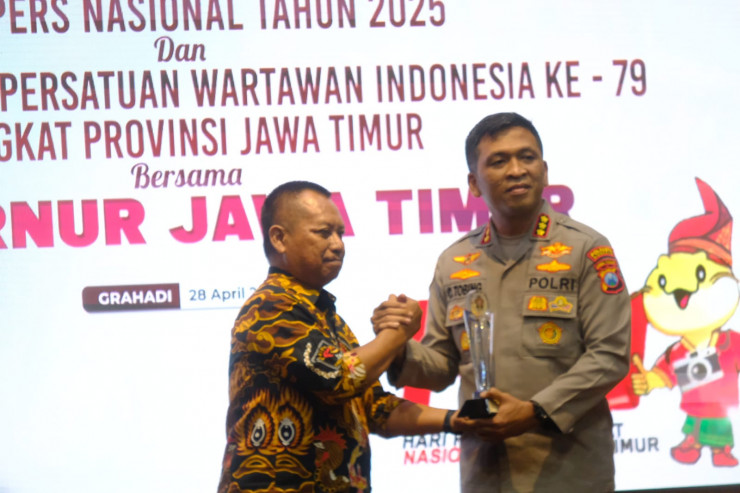 Kapolresta Sidoarjo Terima Penghargaan dari PWI Jatim