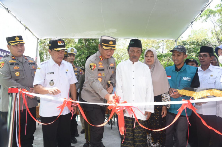 Polres Lamongan Bantu Bedah Rumah Warga yang Tak layak Huni
