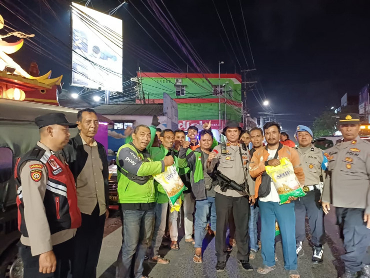 Polsek Krian Gelar Patroli Malam dan Berbagi Beras untuk Ojol