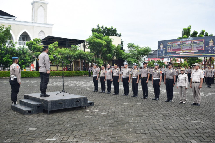 Kapolresta Sidoarjo Pimpin Upacara Kenaikan Pangkat 79 Anggota dan PNS Polri