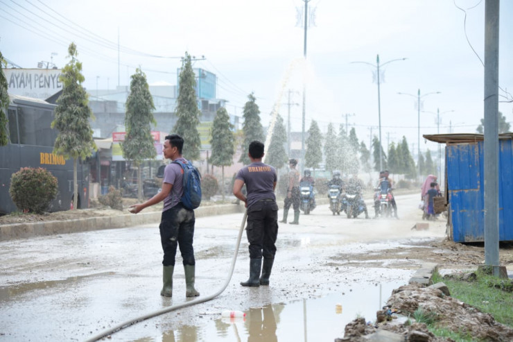 Polri Bantu Kuras Air Yang Merendam Kompi Senapan A Yonif 111 / Karma Bakti, Aceh Tamiang