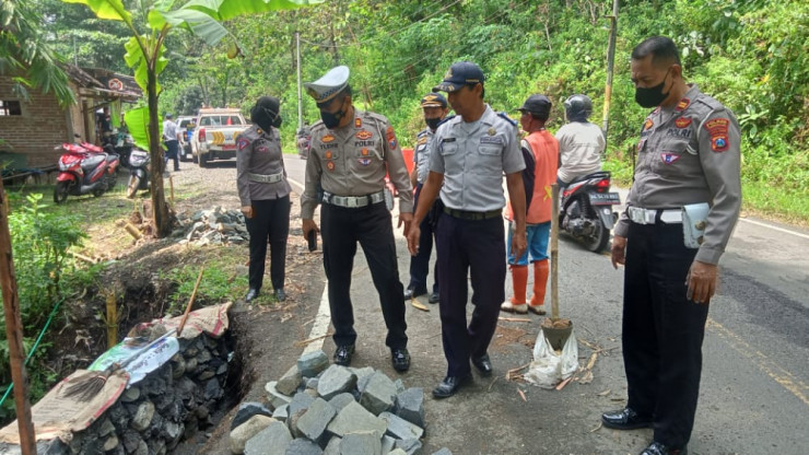 Jelang Nataru Polres Trenggalek Survei Jalan, Pastikan Kamseltibcarlantas Kondusif