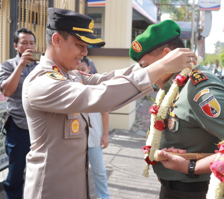 Soliditas, Kapolres Jember Lepas Sambut Dandim 0824 Dengan Gendong Komando