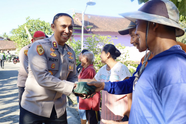 Terapkan Ecology Policing, Patroli Gentong Polres Trenggalek Kembali Salurkan Bantuan Air Bersih