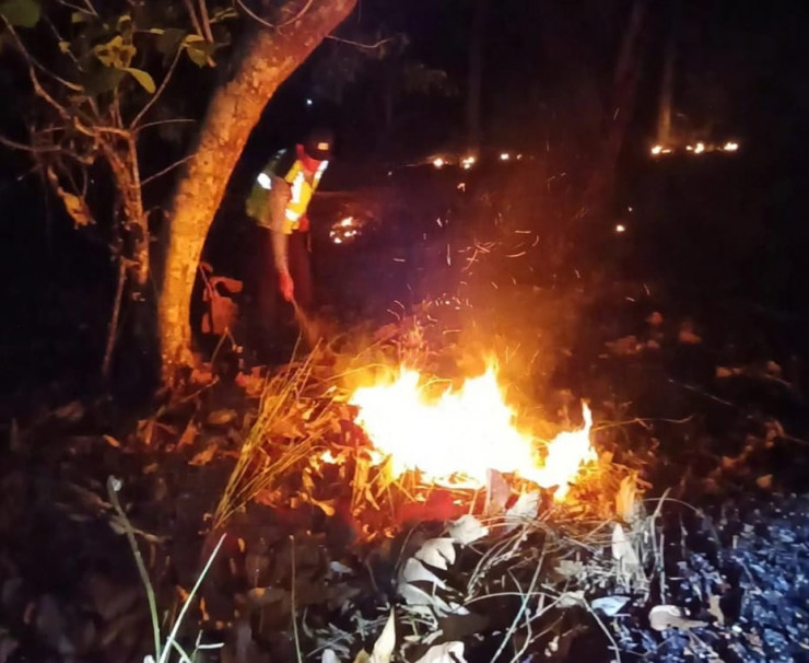 Respons Cepat, Polsek Widodaren dan Tim Gabungan Padamkan Titik Api Karhutla di Ngawi